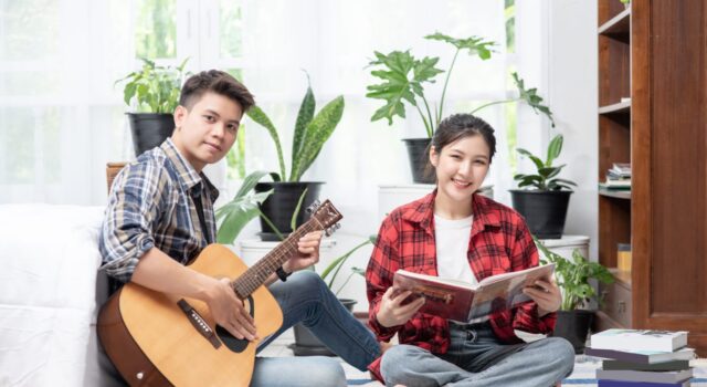 Musik, Film, dan Gadget Baru Jadi Obrolan Anak Muda