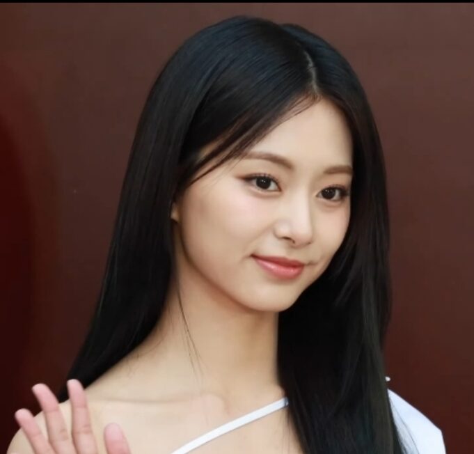 Tzuyu TWICE Duet Bareng Musisi AS Corbyn Besson