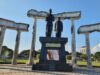 Museum Tugu Pahlawan Jadi Spot Wajib Buat Generasi Muda salah satu konumen di pintu masuk tugu pahlawan Surabaya