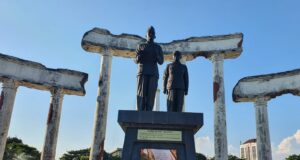 Museum Tugu Pahlawan Jadi Spot Wajib Buat Generasi Muda salah satu konumen di pintu masuk tugu pahlawan Surabaya