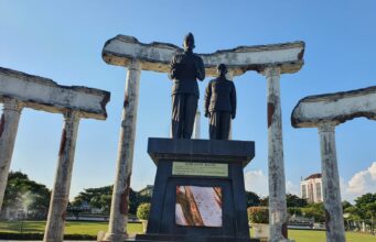 Museum Tugu Pahlawan Jadi Spot Wajib Buat Generasi Muda salah satu konumen di pintu masuk tugu pahlawan Surabaya