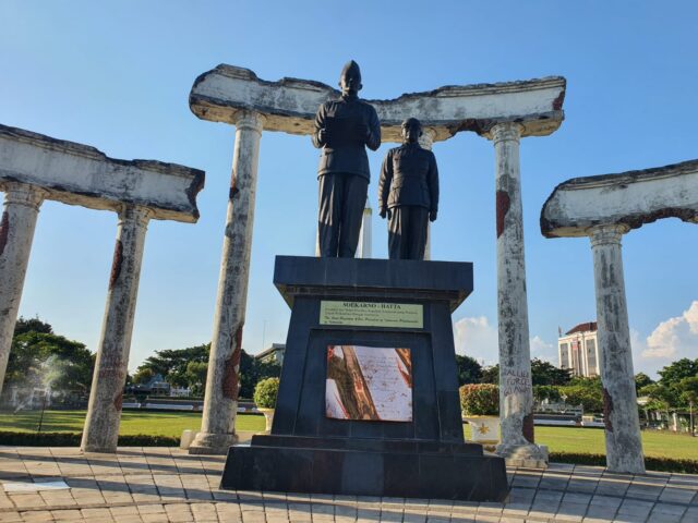 salah satu konumen di pintu masuk tugu pahlawan Surabaya